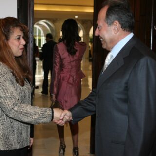 السيد اميل لحود رئيس جمهورية لبنان يصافح السيدة حنان نصر
