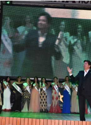 وليد توفيق يغني مع ملكات جمال العرب 2016